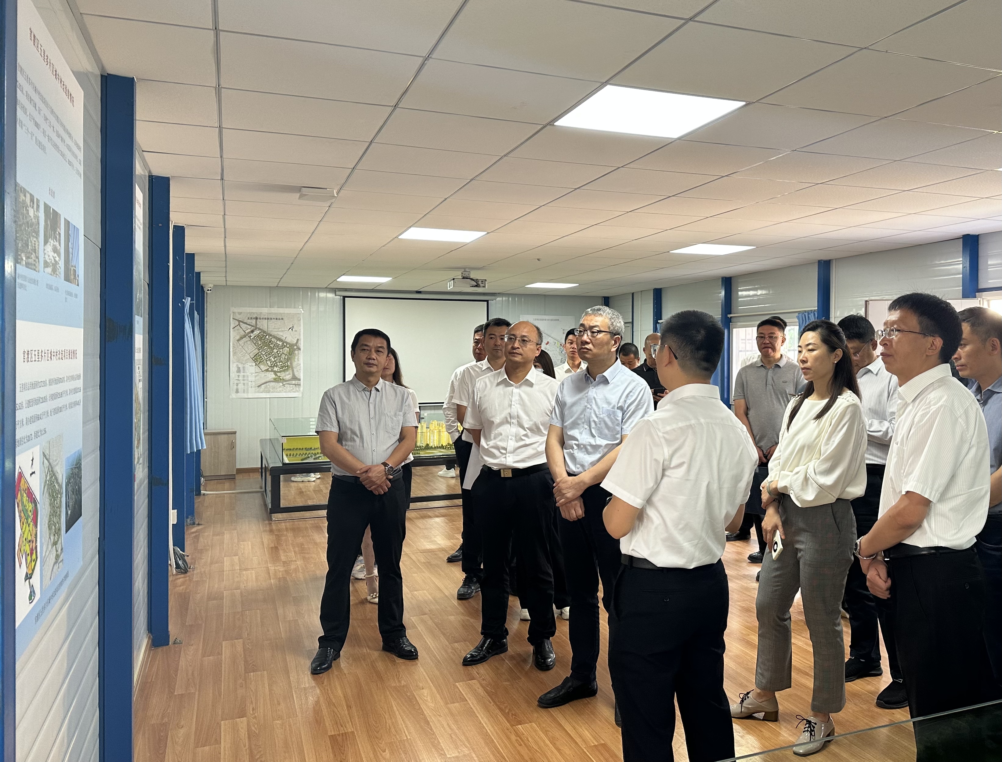 住房和城乡世界杯官网中文版部住房保障司副司长潘伟调研五里项目