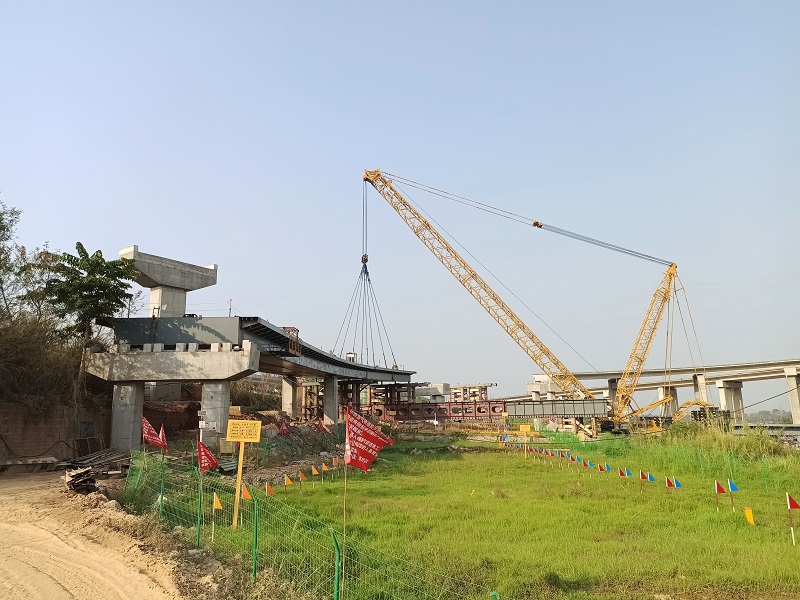 芒梁高速钢箱梁项目首次吊装到位