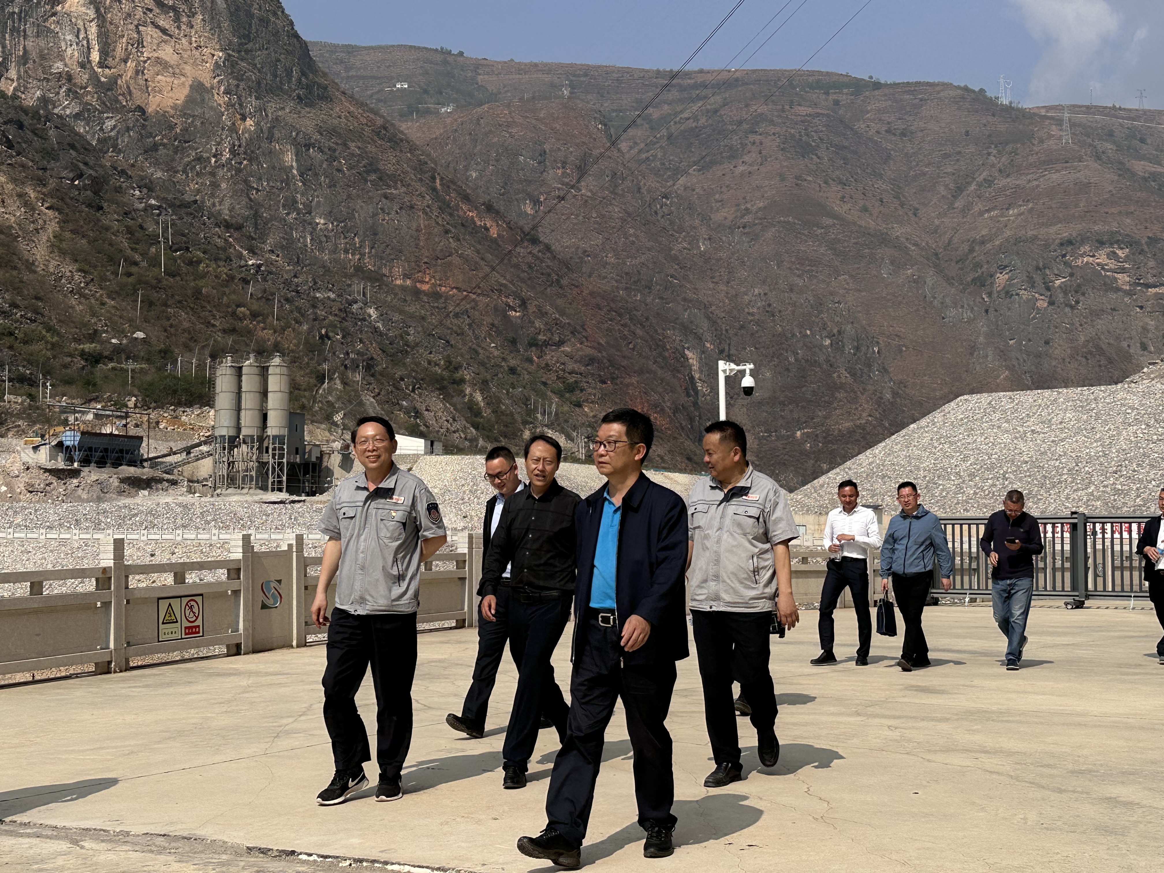 省文史馆馆长石丽康一行到牛栏江红石岩堰塞湖整治工程调研