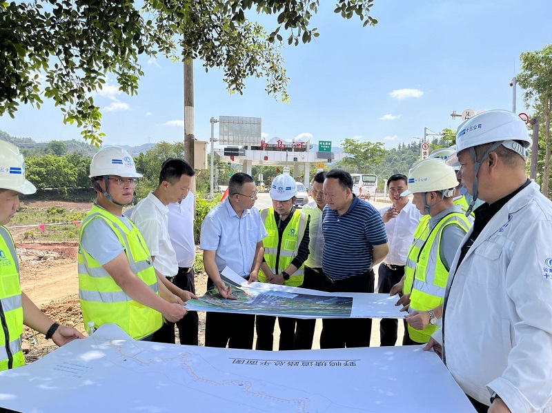 普洱市委常委、思茅区委书记胡选坤到普洱咖啡农村产业融合发展示范园建设项目调研