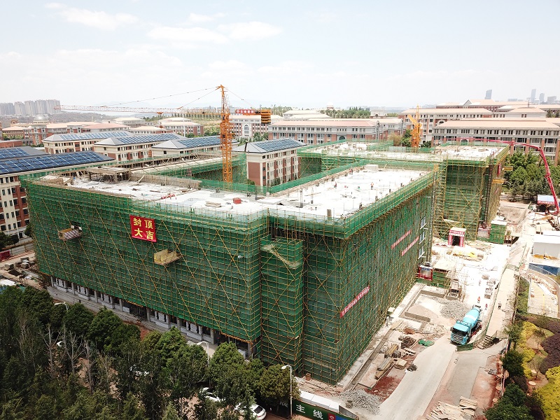 云南大学呈贡校区二期校舍项目3栋学生宿舍楼封顶