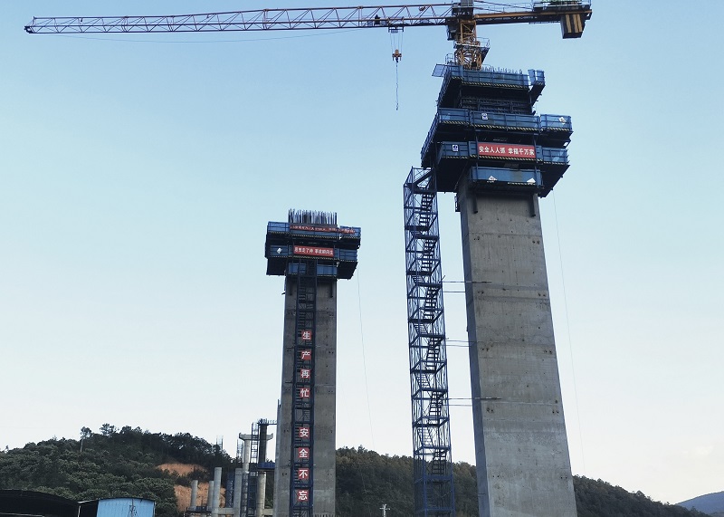 峨石红高速玉溪段首个薄壁空心墩封顶