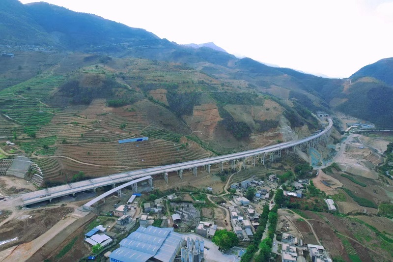 永勐高速天井村特大桥左幅贯通