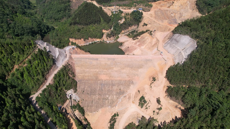 西畴县龙泉水库工程大坝封顶