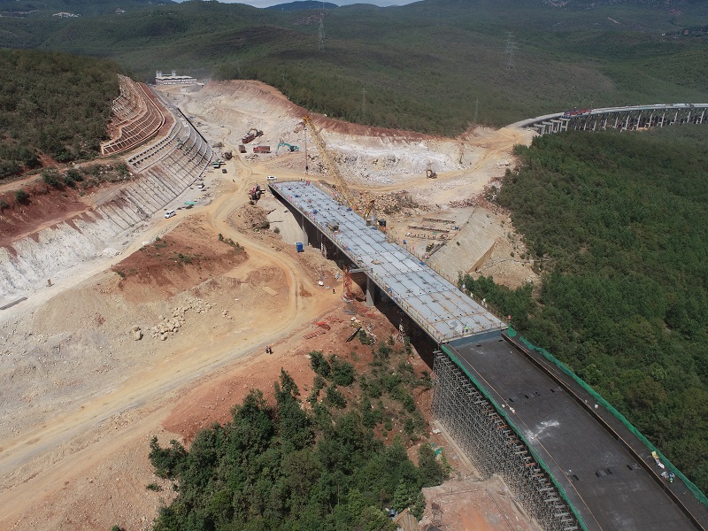 宾鹤高速奇峰立交匝E大桥钢箱梁吊装完成