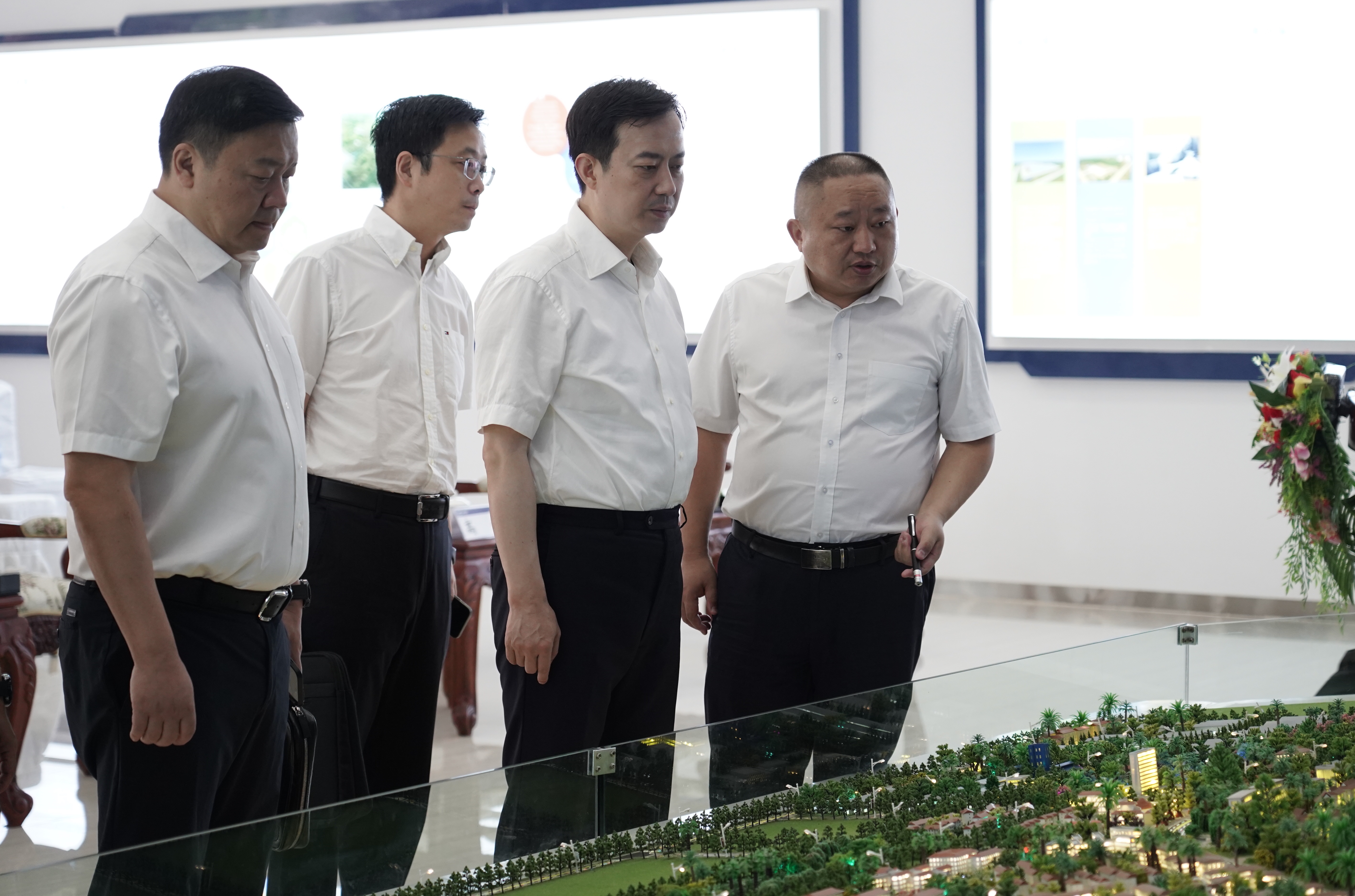 贵阳市委副书记、市长马宁宇调研老挝万象赛色塔综合开发区