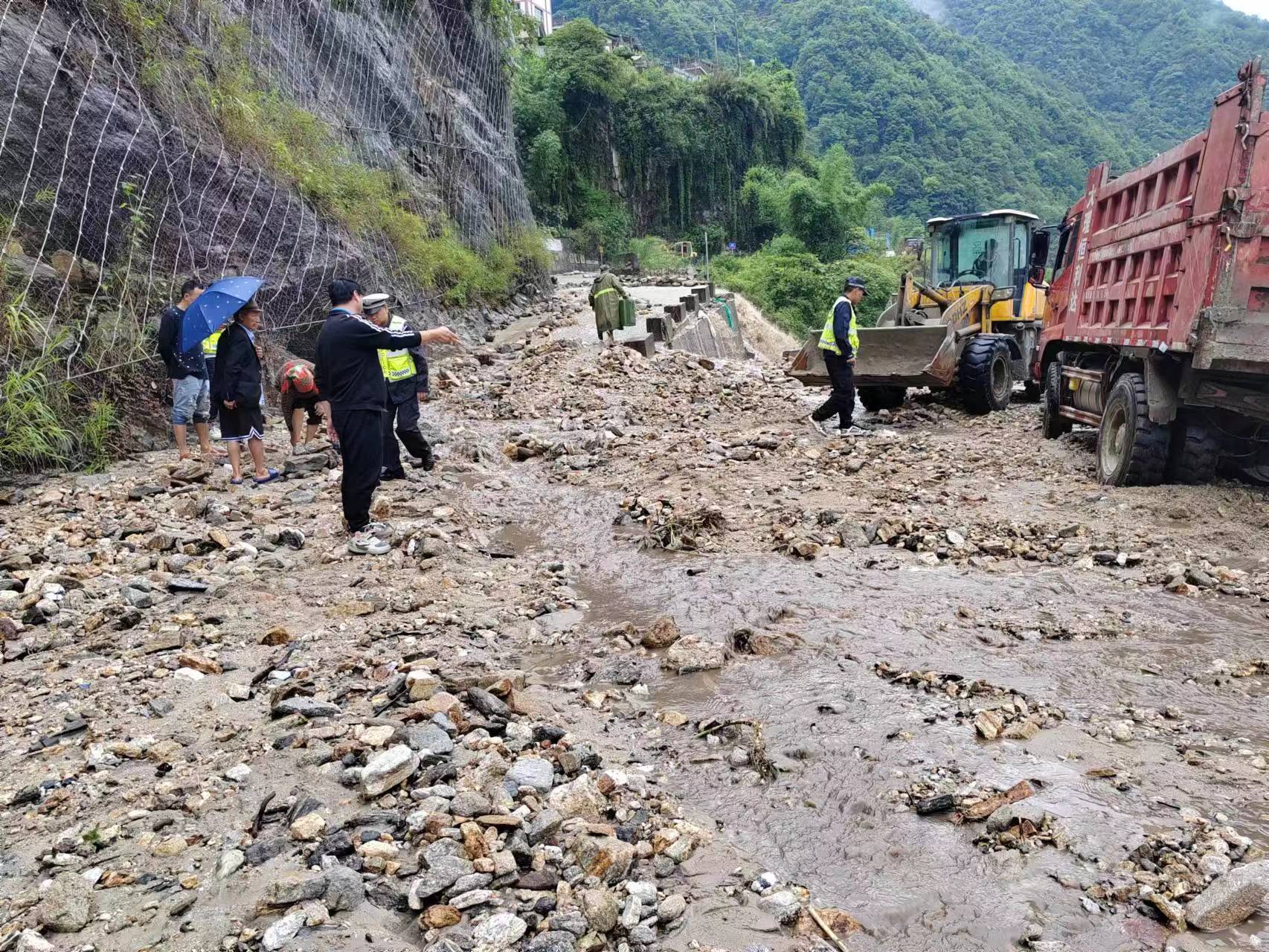 怒江世界杯网址福贡区域经理部积极参与美丽公路抢险工作