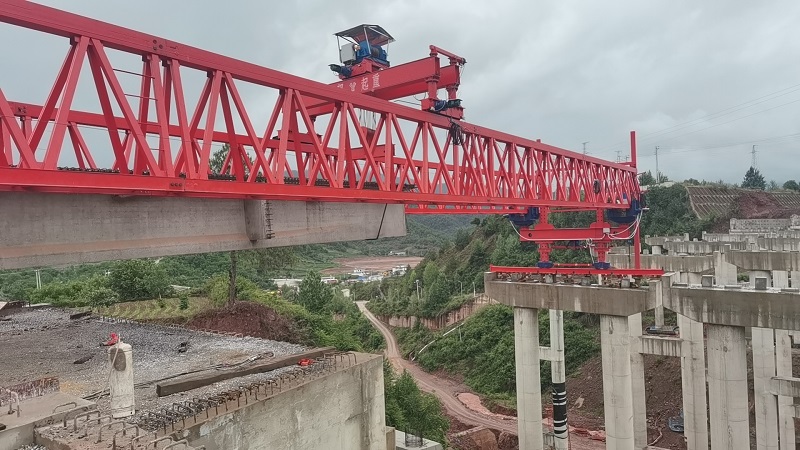 云兰高速十六分部首片T梁成功架设