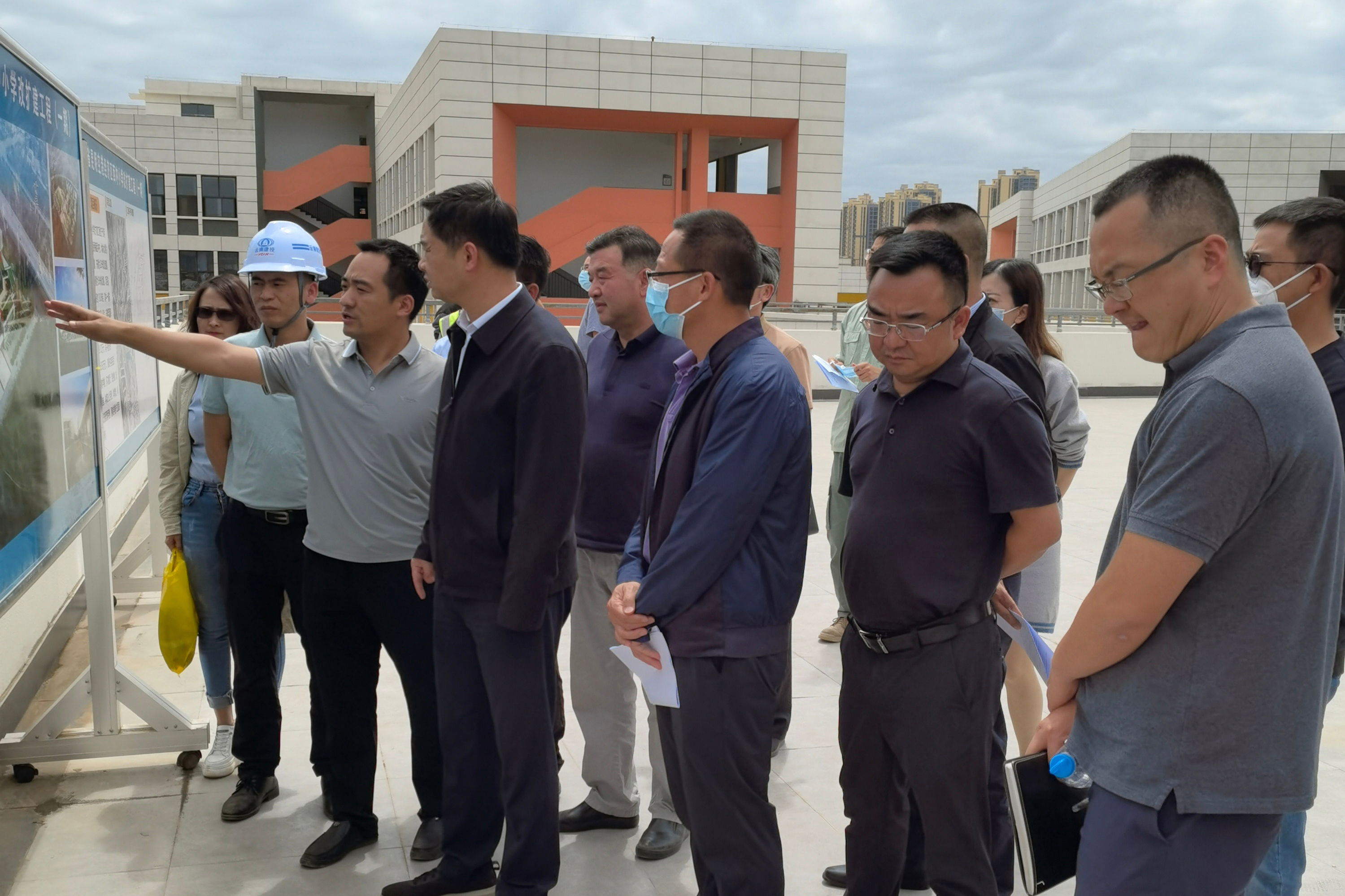 滇中新区党工委副书记、管委会副主任杨东伟到西冲小学项目调研