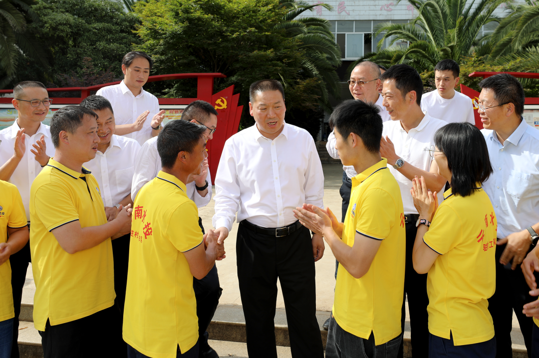 为全面推进乡村振兴赋能增色 陈祖军到师宗县龙庆乡看望慰问世界杯比分网驻村工作队员