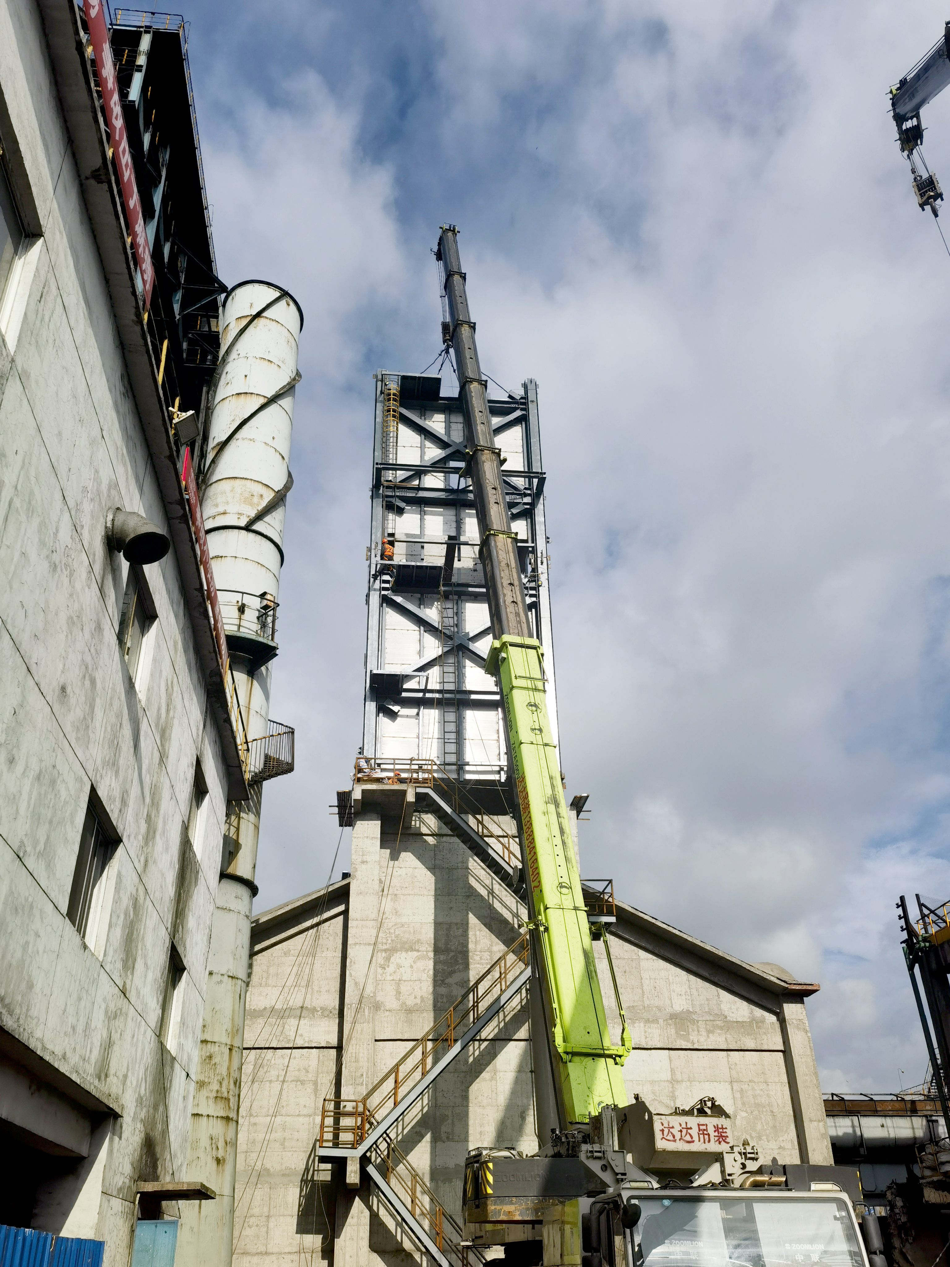 全国首架钢结构熄焦塔主体吊装完成