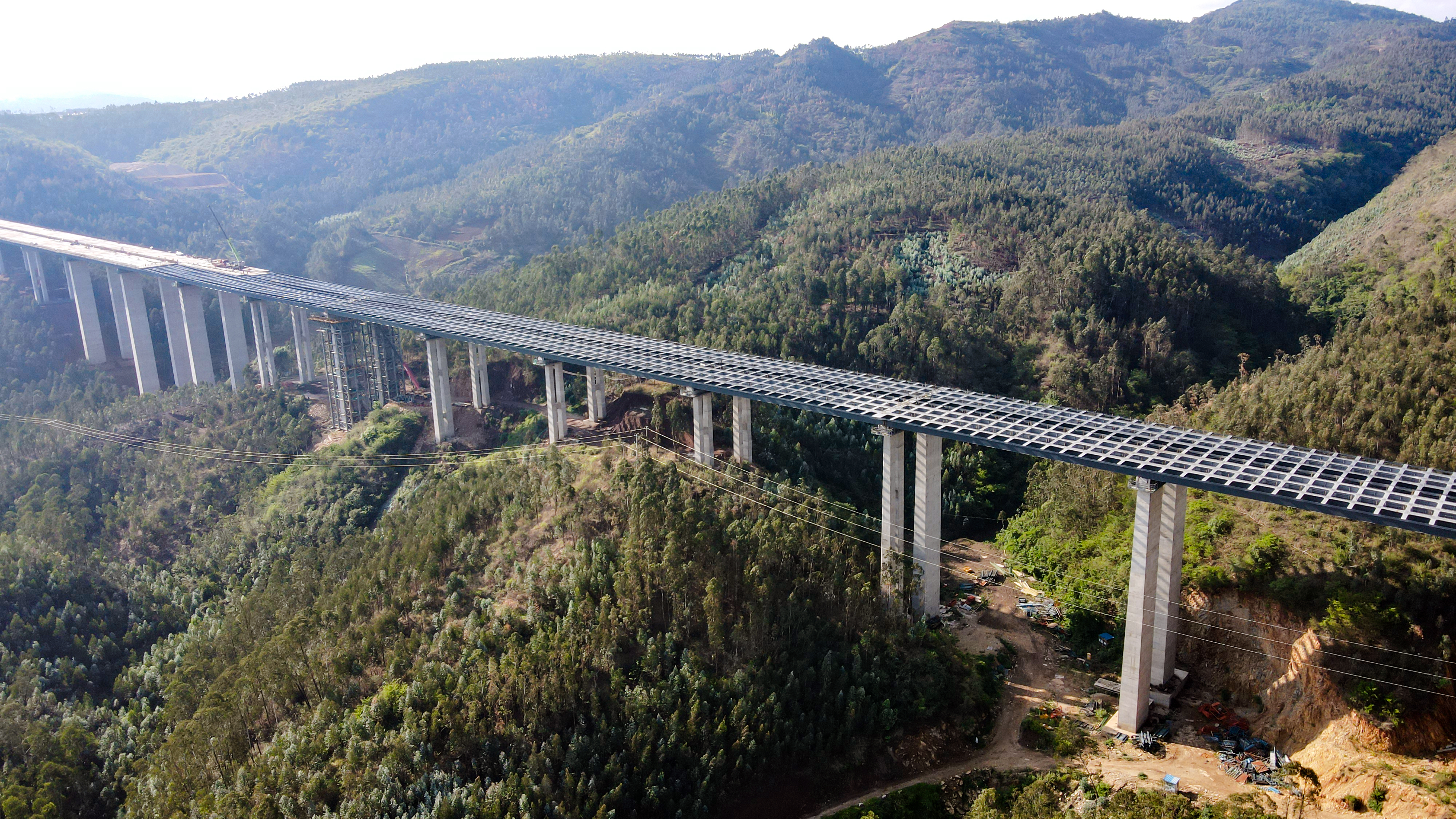弥玉高速招北2号大桥钢箱梁顶推、落梁到位