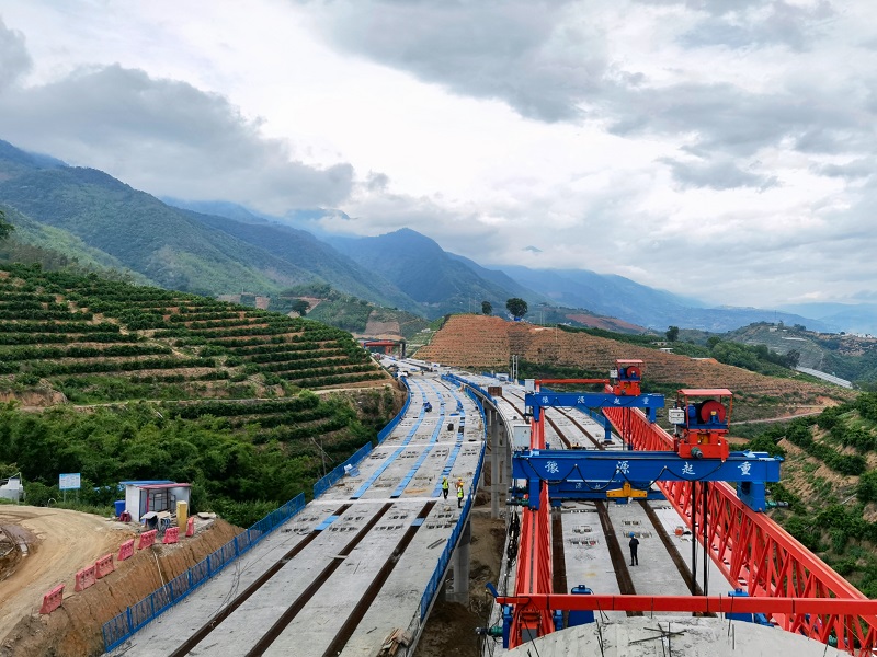 永金高速（戛元段）发启3号大桥贯通