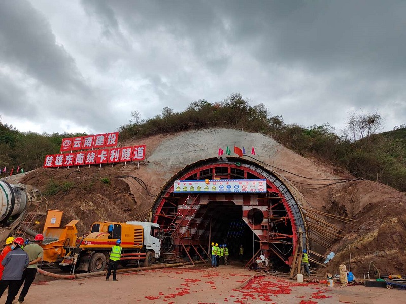 楚雄市东南绕城高速首件隧道二次衬砌浇筑完成