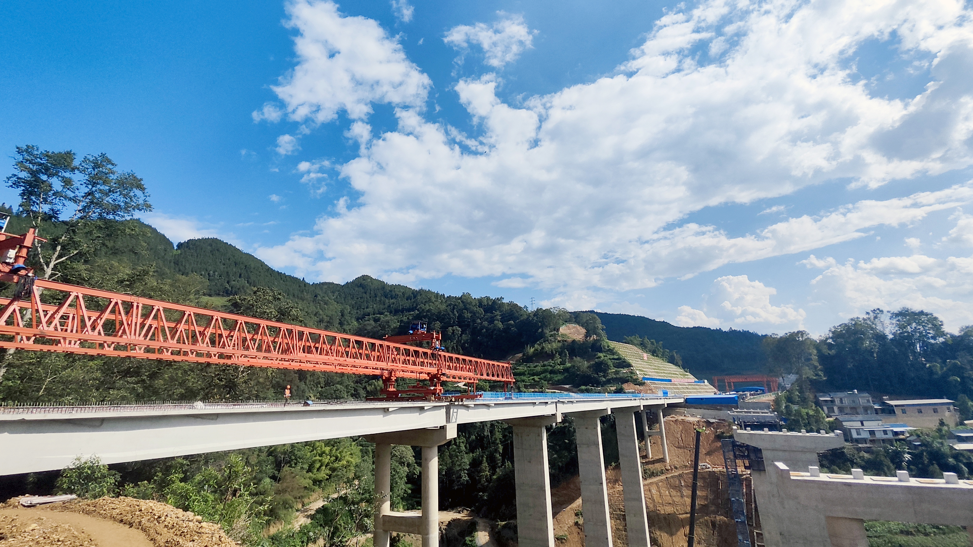 那兴高速大垭口2号大桥左幅贯通