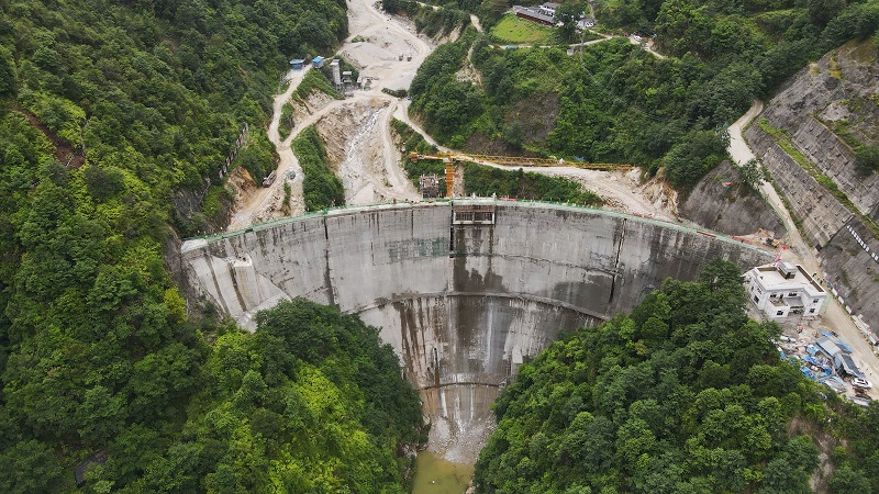 福贡县布拉底水库工程大坝封顶