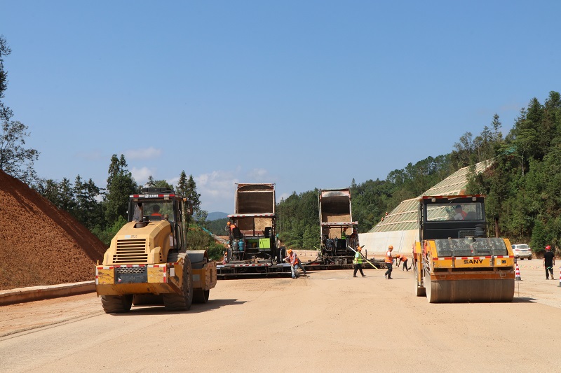 那兴高速主线级配碎石基层试验段铺筑完成