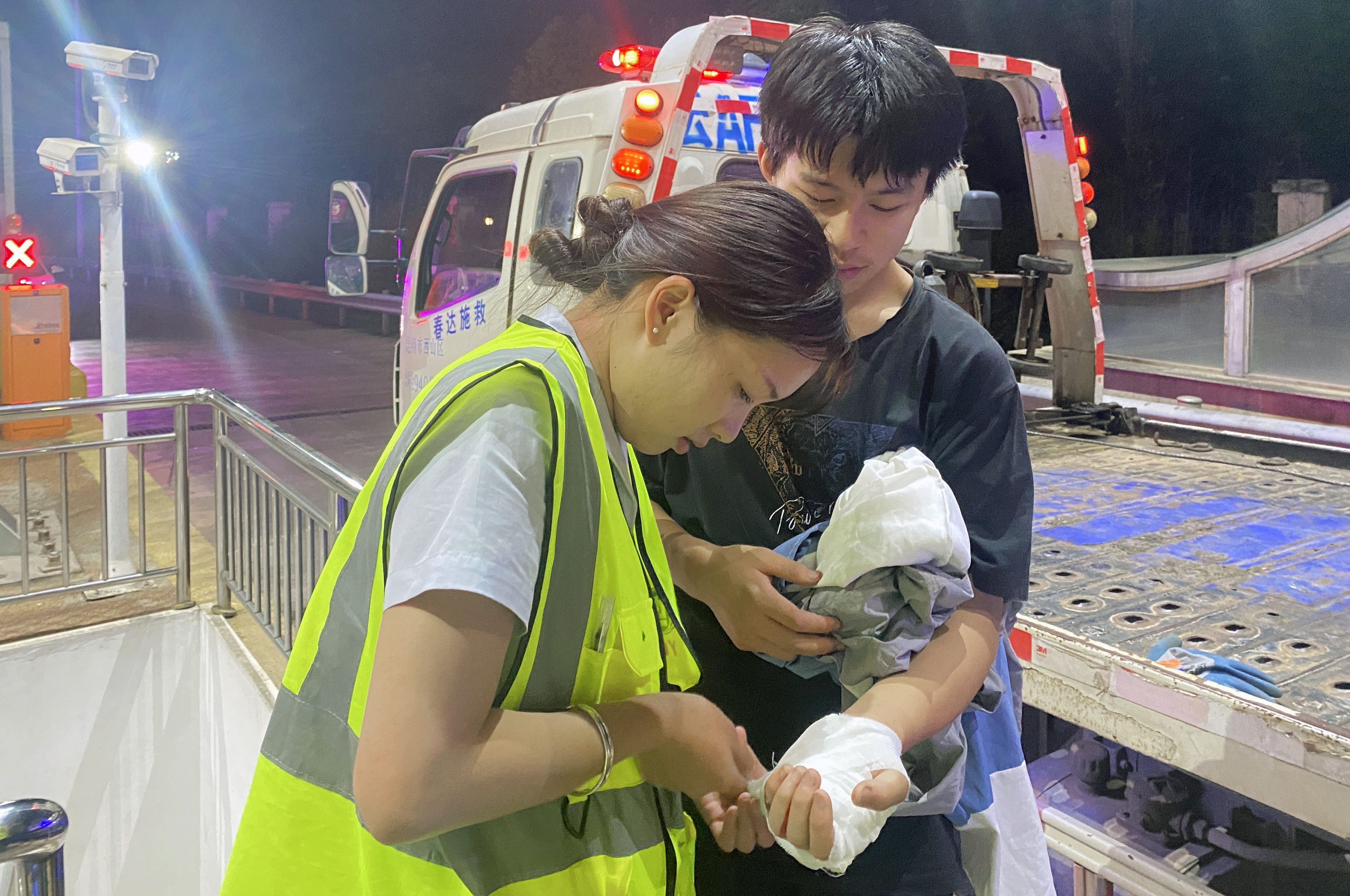 小营收费站迅速处置车辆追尾事故