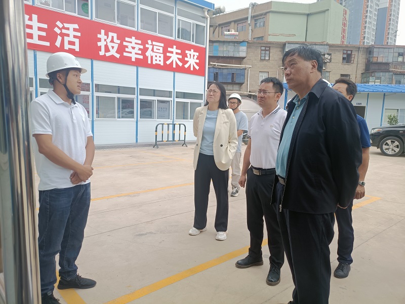 大理州人大常委会副主任、州总工会主席王正林到大理市民活动中心项目调研