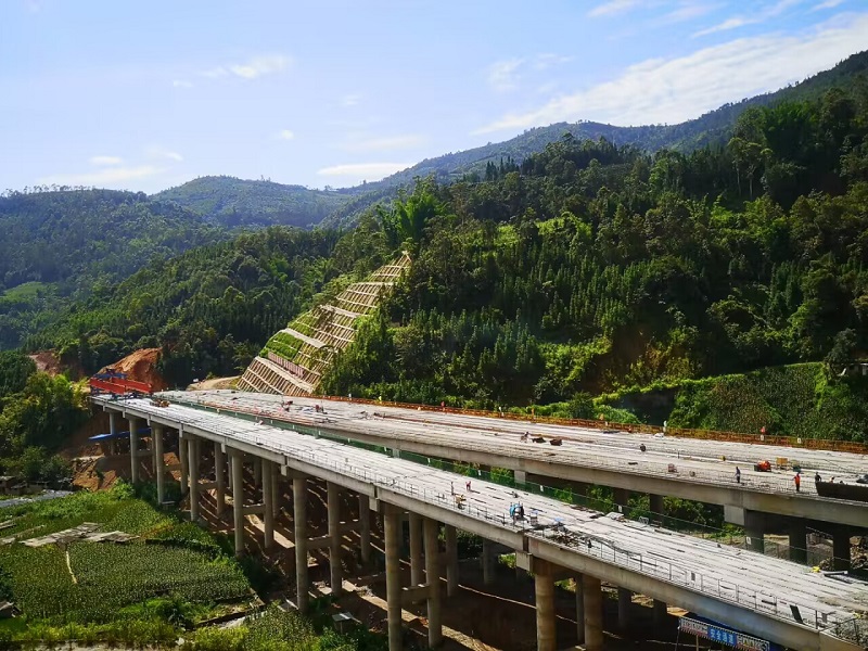 元绿高速绿春立交A匝AK0+400大桥贯通