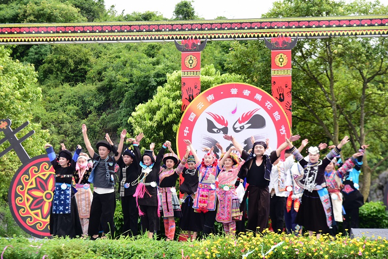 乘坐轻轨看世界杯官网合作平台：邂逅一场穿越千年的“花脸节”