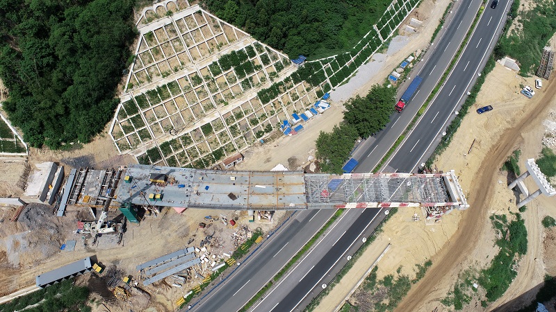 永金高速曼来枢纽A匝一号桥钢箱梁安全上跨昆磨高速