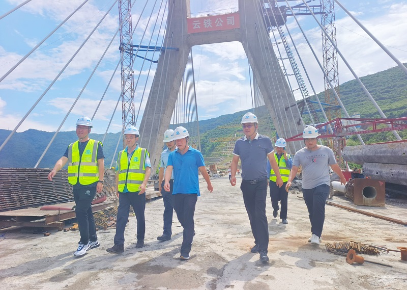 西双版纳州人大常委会副主任刘俊杰到G214线景洪南过境公路及神秘谷大桥项目调研