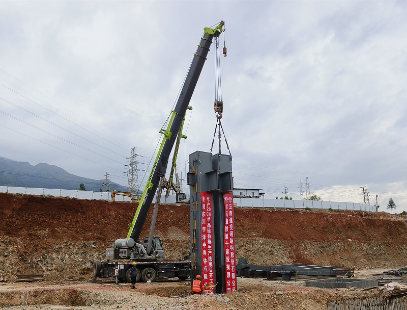 东川宇泽年产20GW单晶硅拉棒生产线项目完成首棵钢柱吊装