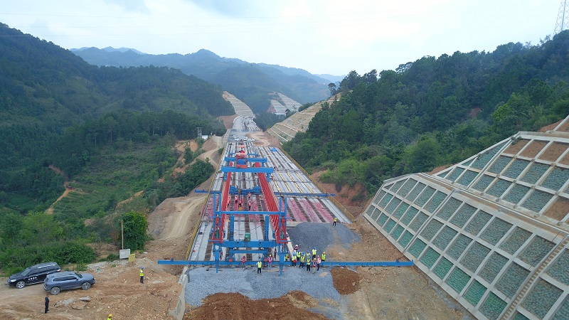 那兴高速土建四分部全部T梁架设完成   
