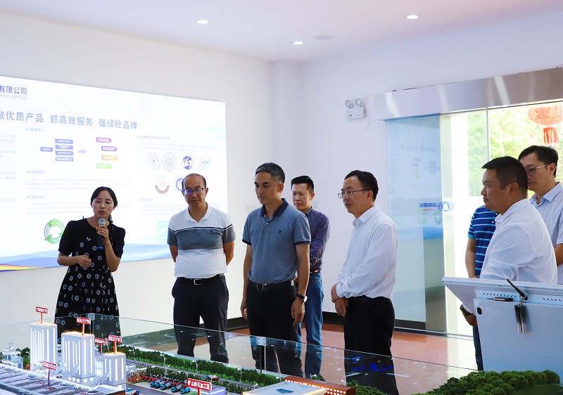 昆明市住建局局长陈绍波到云建绿砼经开绿色低碳建材产业园调研