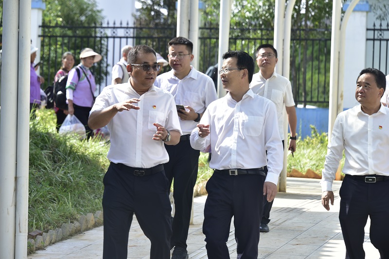 文山州委书记陈明调研普者黑有轨电车项目