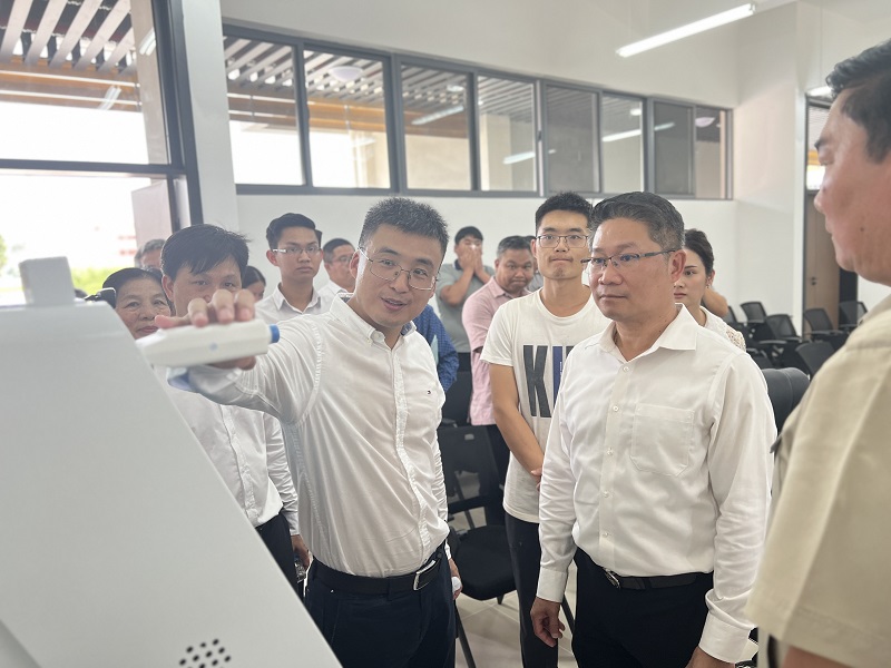 老挝人民革命党中央对外联络部副部长瓦拉赛·凌沙瓦调研世界杯足球网在老项目