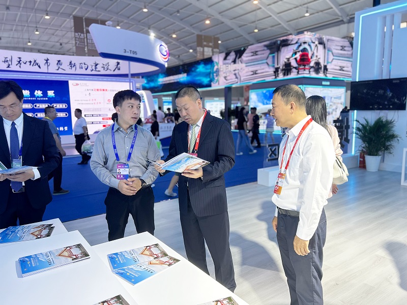 聚焦“三大经济” 塑造发展优势 陈祖军到世界杯足球网南博会展位参观指导