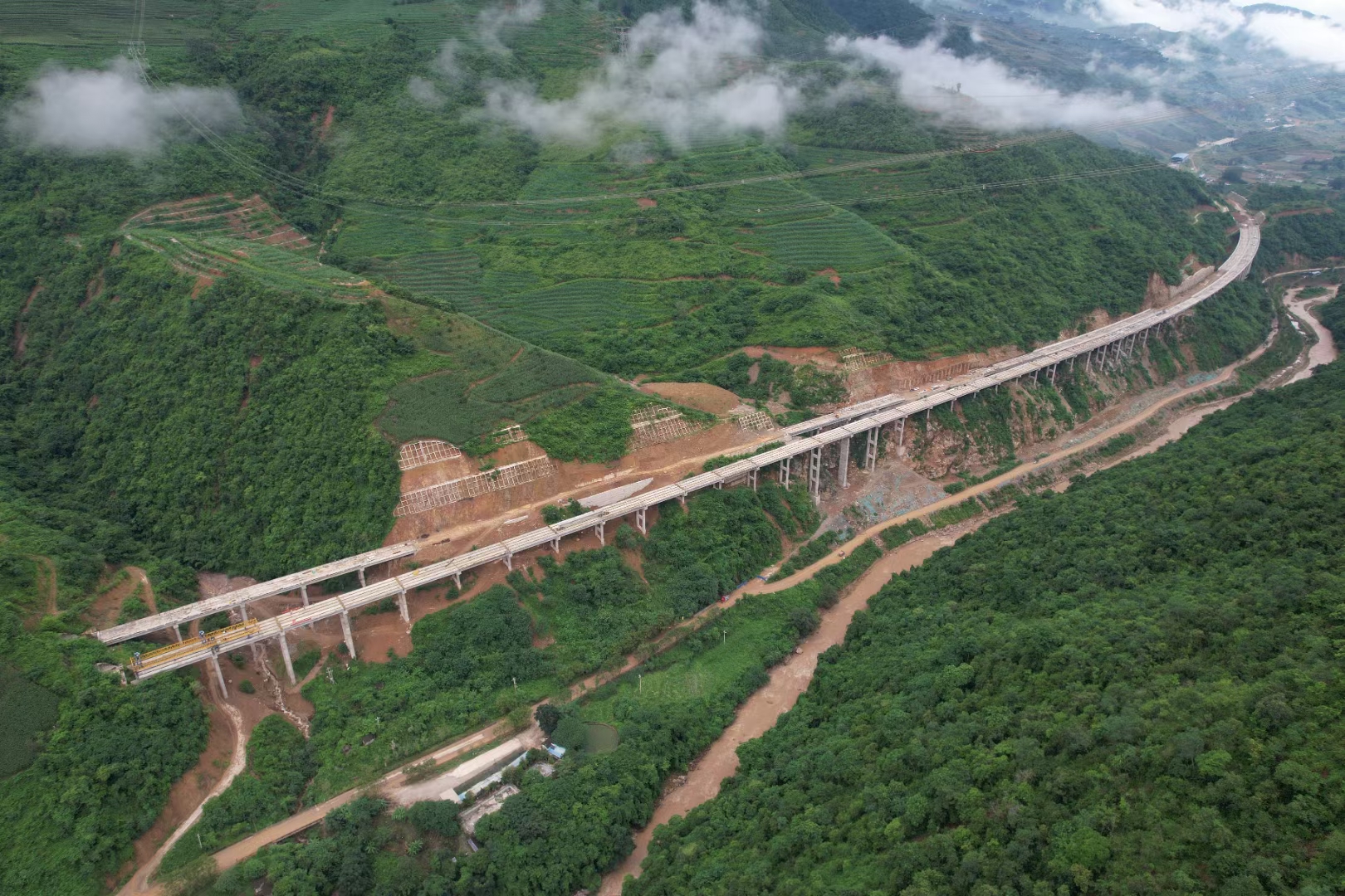 永勐高速花椒寨特大桥双幅贯通