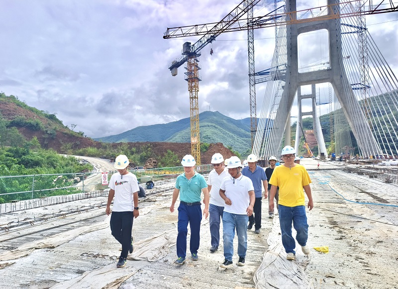 西双版纳州人大常委会副主任刘俊杰调研神秘谷澜沧江大桥项目