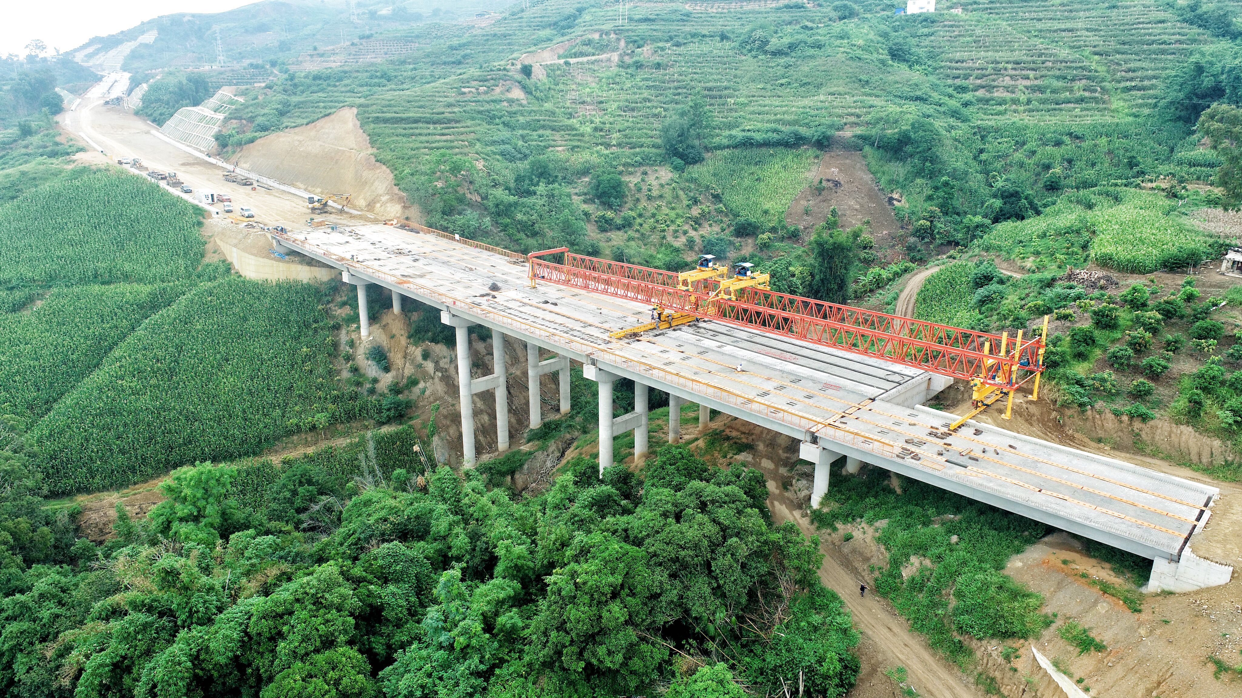 永金高速（戛元段）曼坡大桥贯通