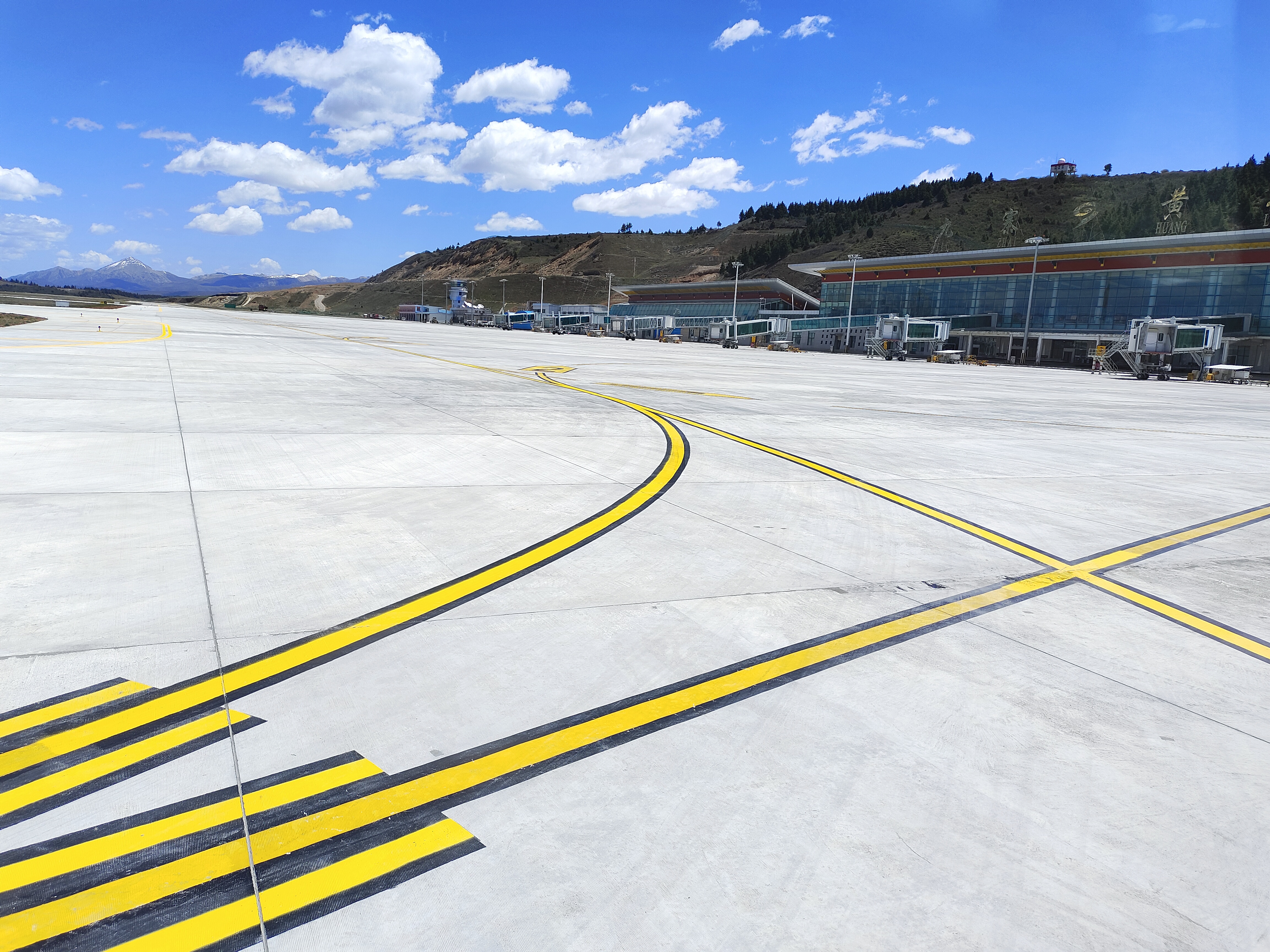 四川九寨黄龙机场飞行区安全整治世界杯实时比分施工项目通过行业验收