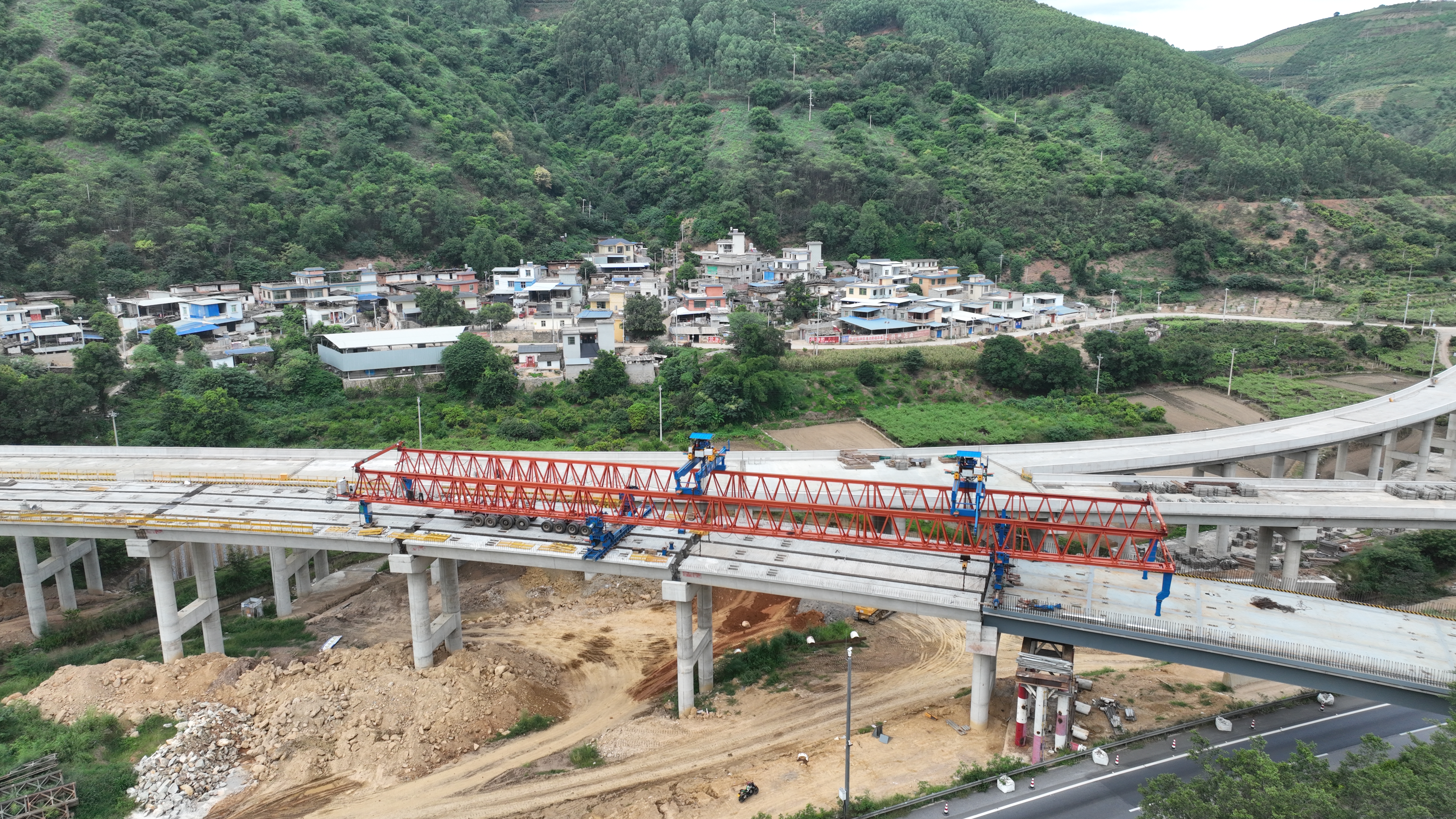 永金高速（戛元段）红光大桥右幅、A匝道一号桥贯通