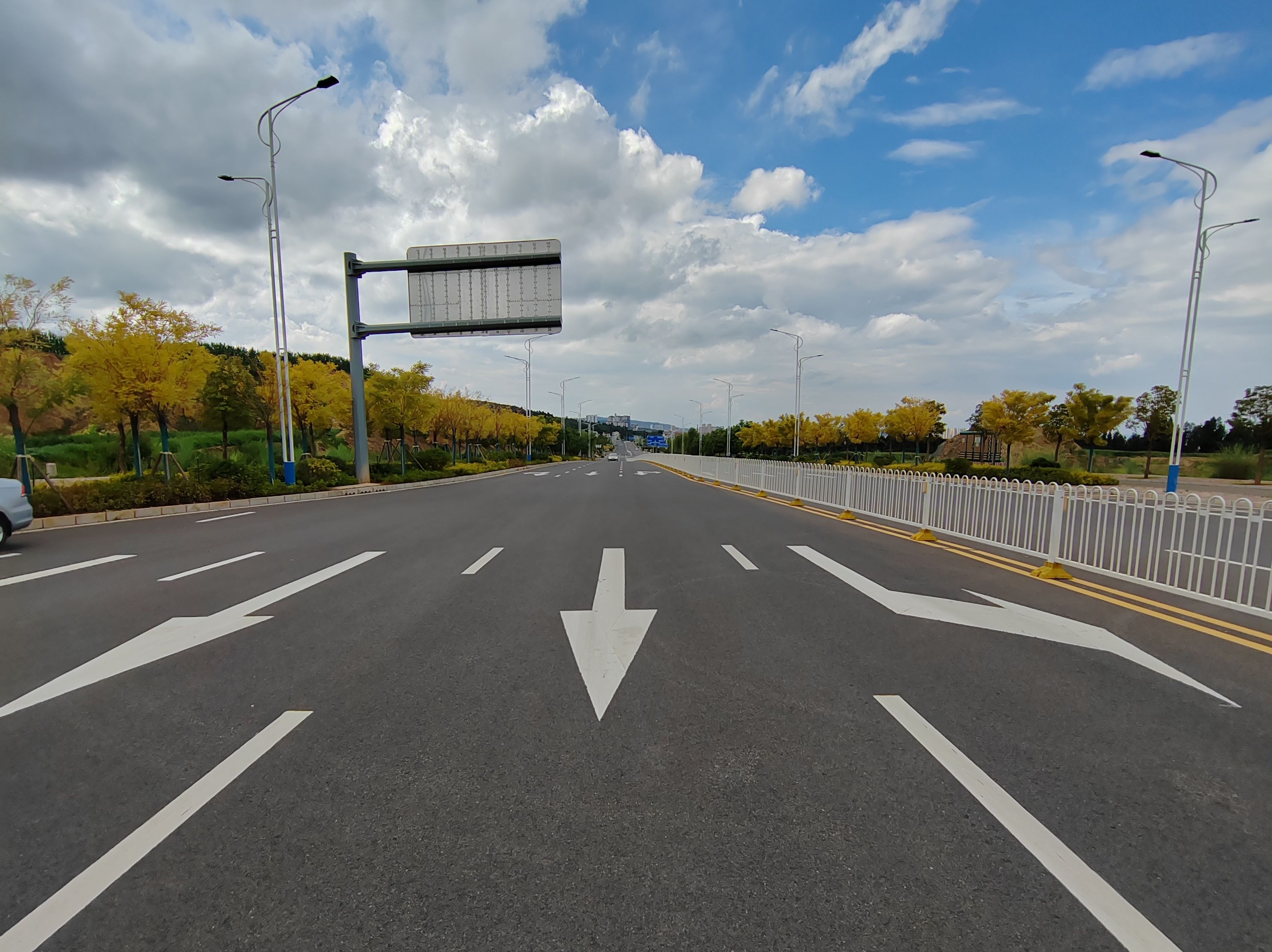 曲靖市南部新城项目廖廓南路南延线通过竣工验收