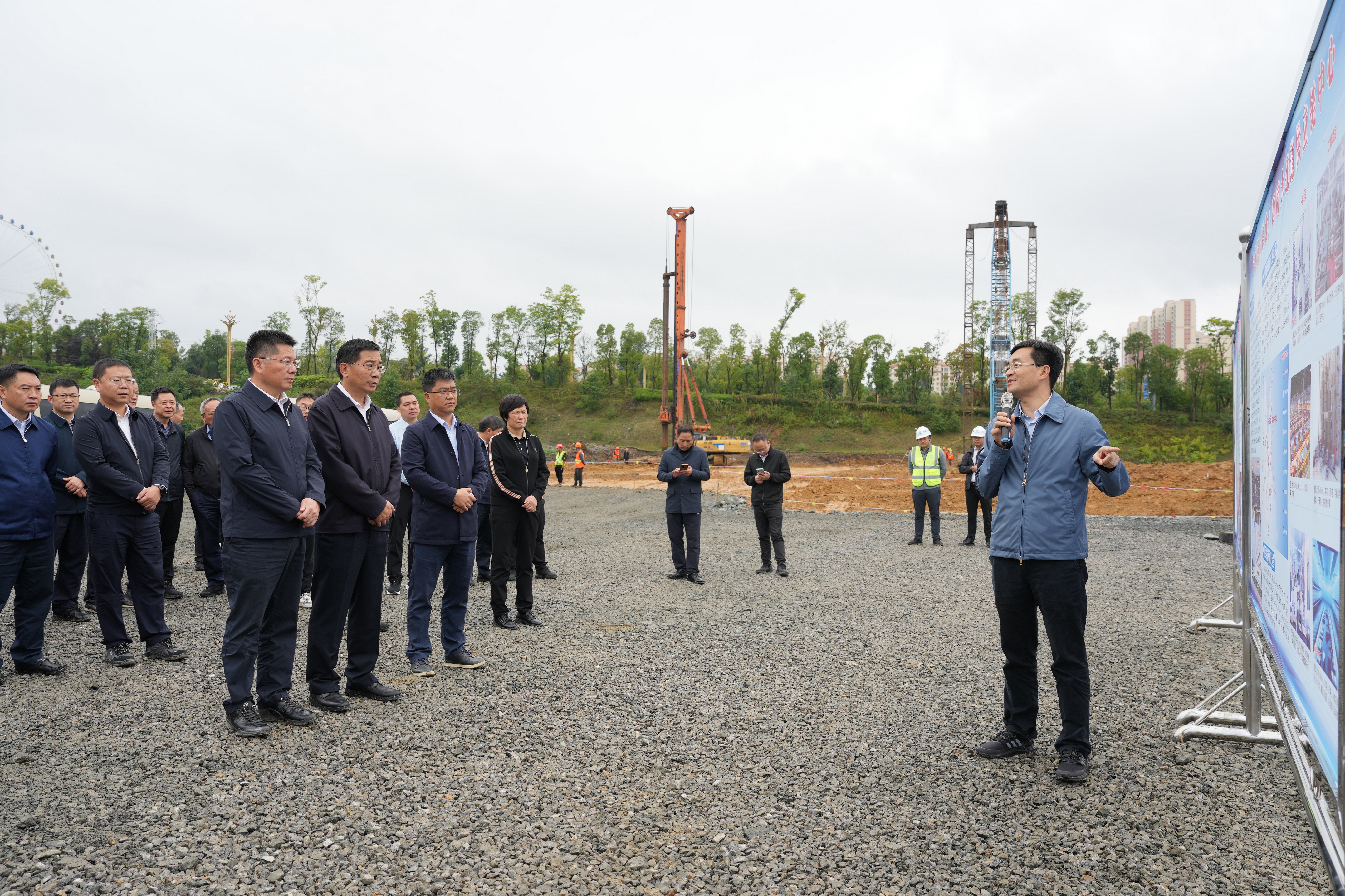 昭通市委书记苏永忠一行调研赤水源（镇雄）西南大通道供应链中心项目