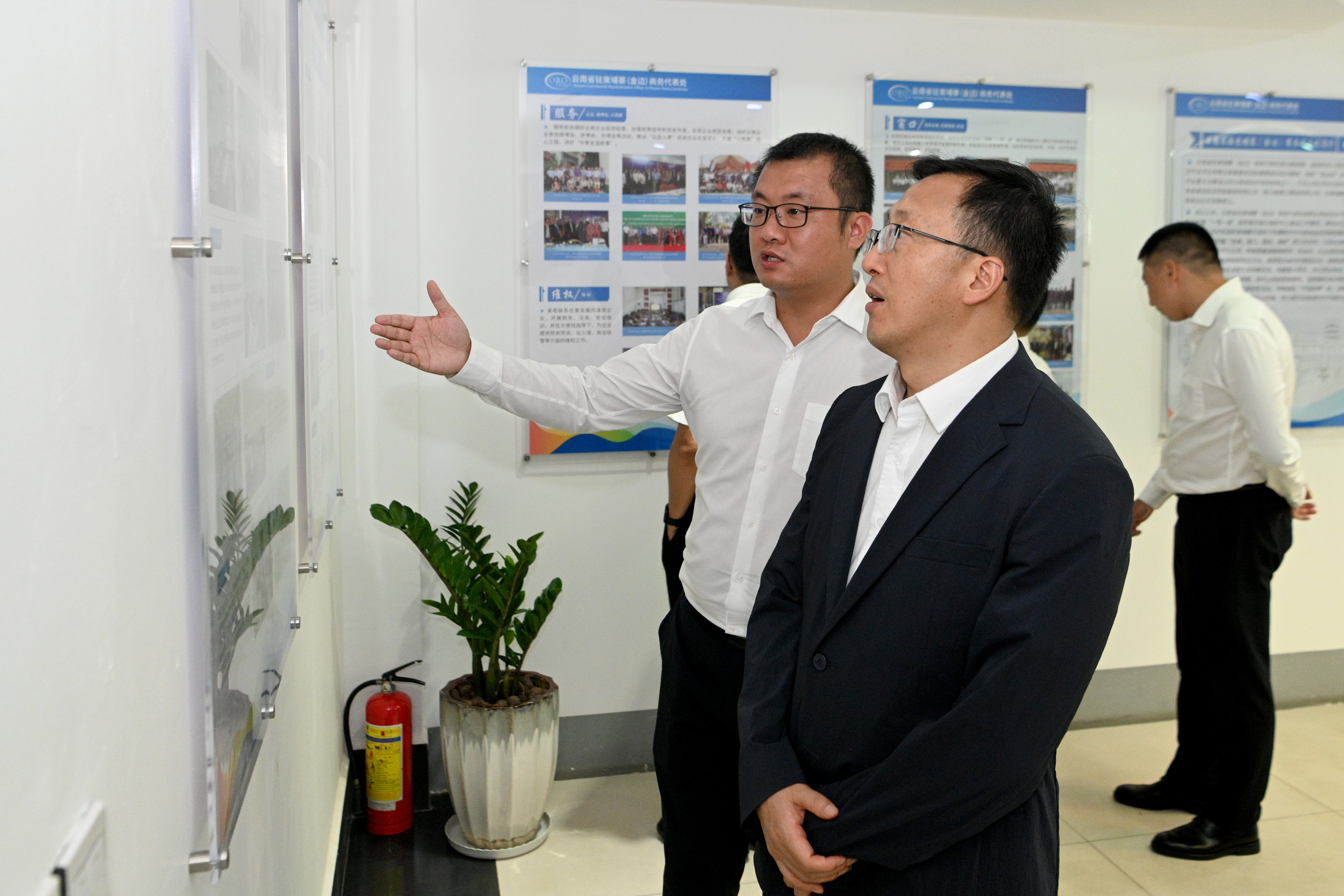 省委宣传部副部长翟玉龙调研云南省驻柬埔寨（金边）商务代表处