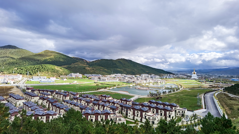 迪庆州副州长林浩调研香格里拉月光城项目