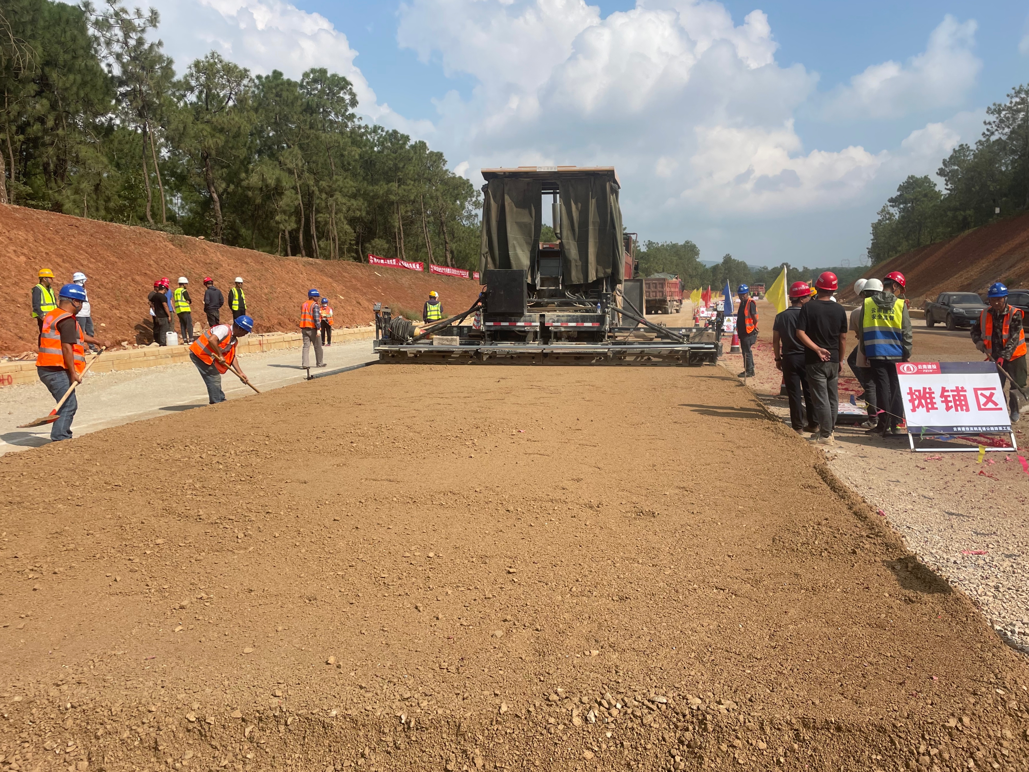 宾鹤高速鹤庆段路面级配基层试验段铺筑完成