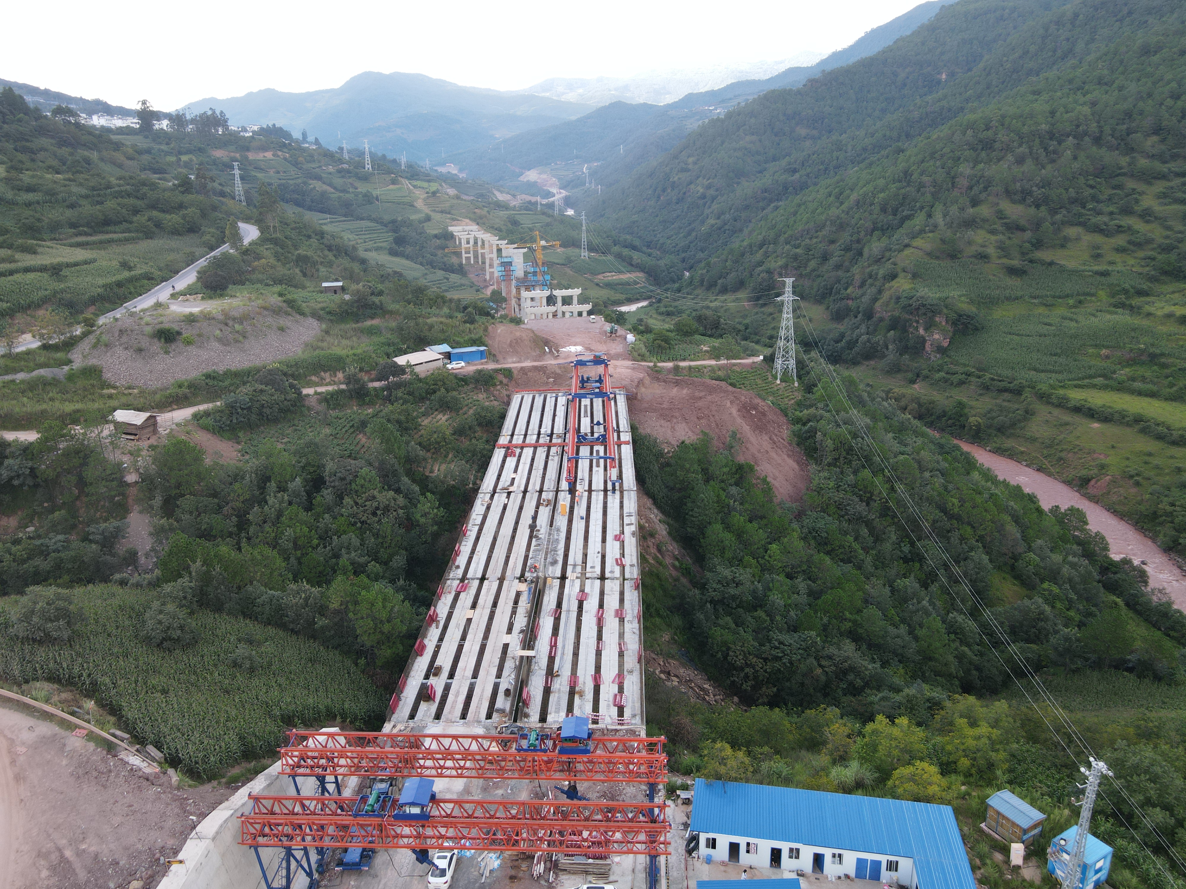 云兰高速新关2号大桥贯通