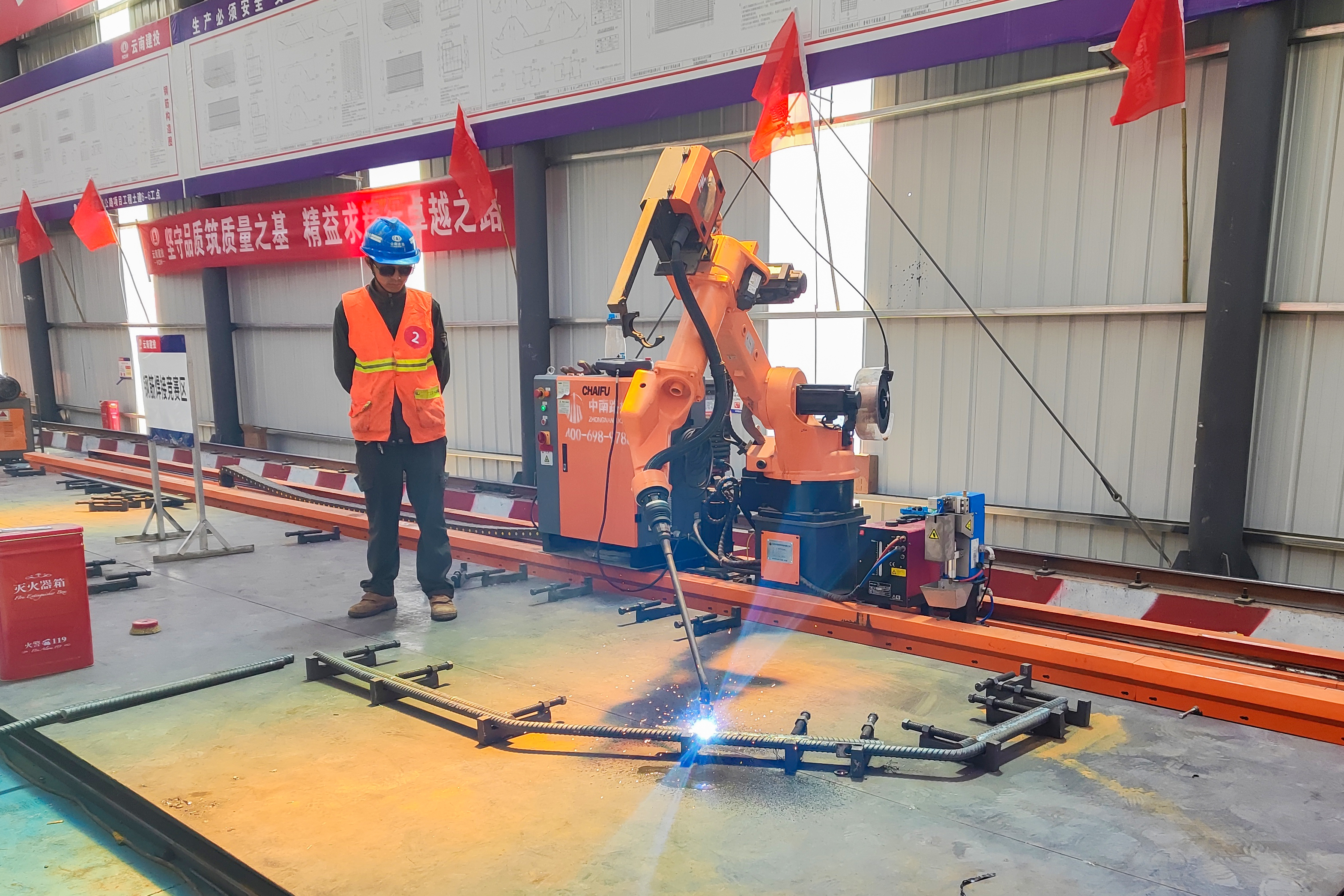焊接机器人亮相！鲁巧高速项目举办“质量月”暨劳动技能竞赛活动