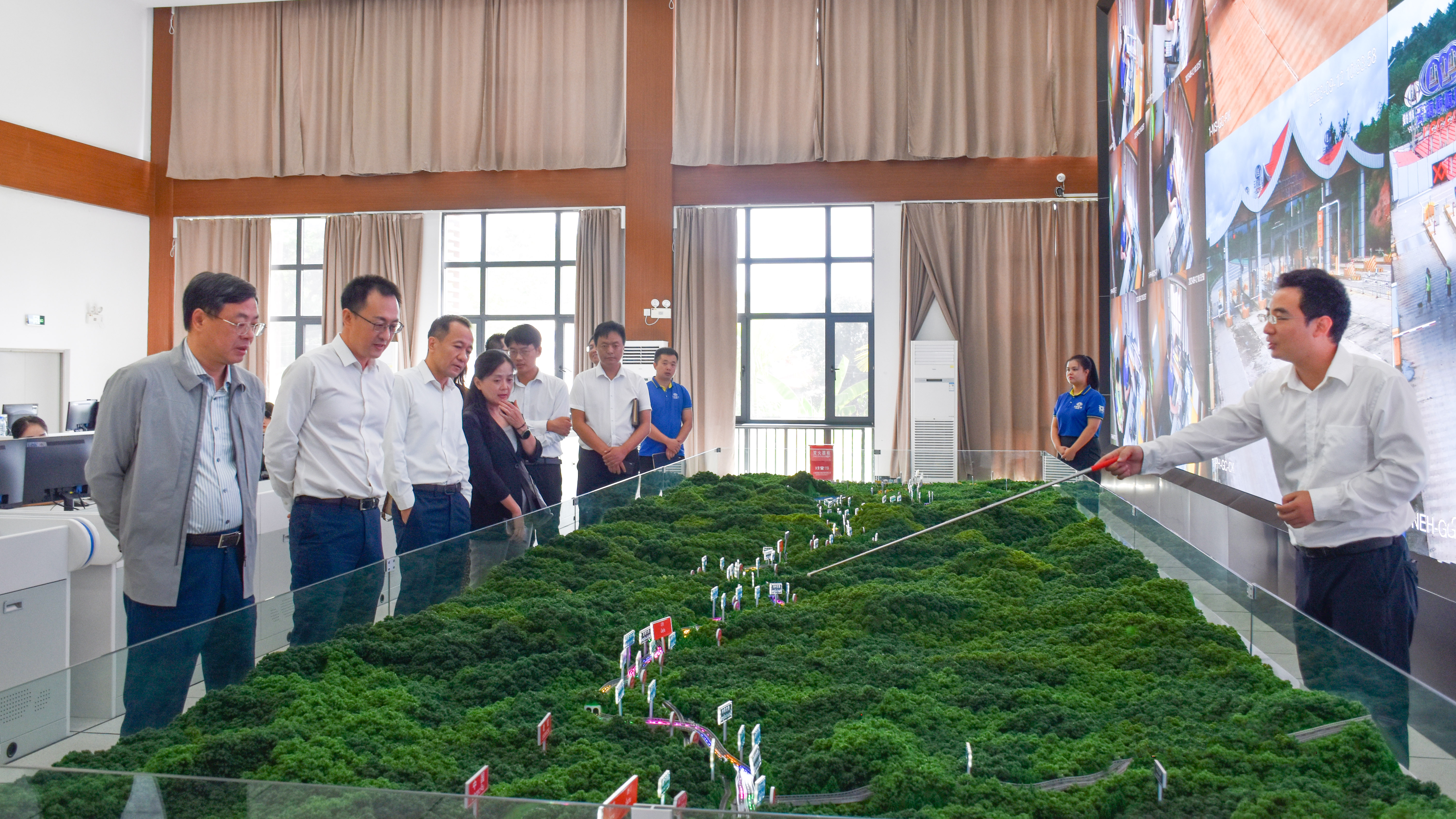 中国工商银行云南省分行行长陶飚到万万高速项目调研