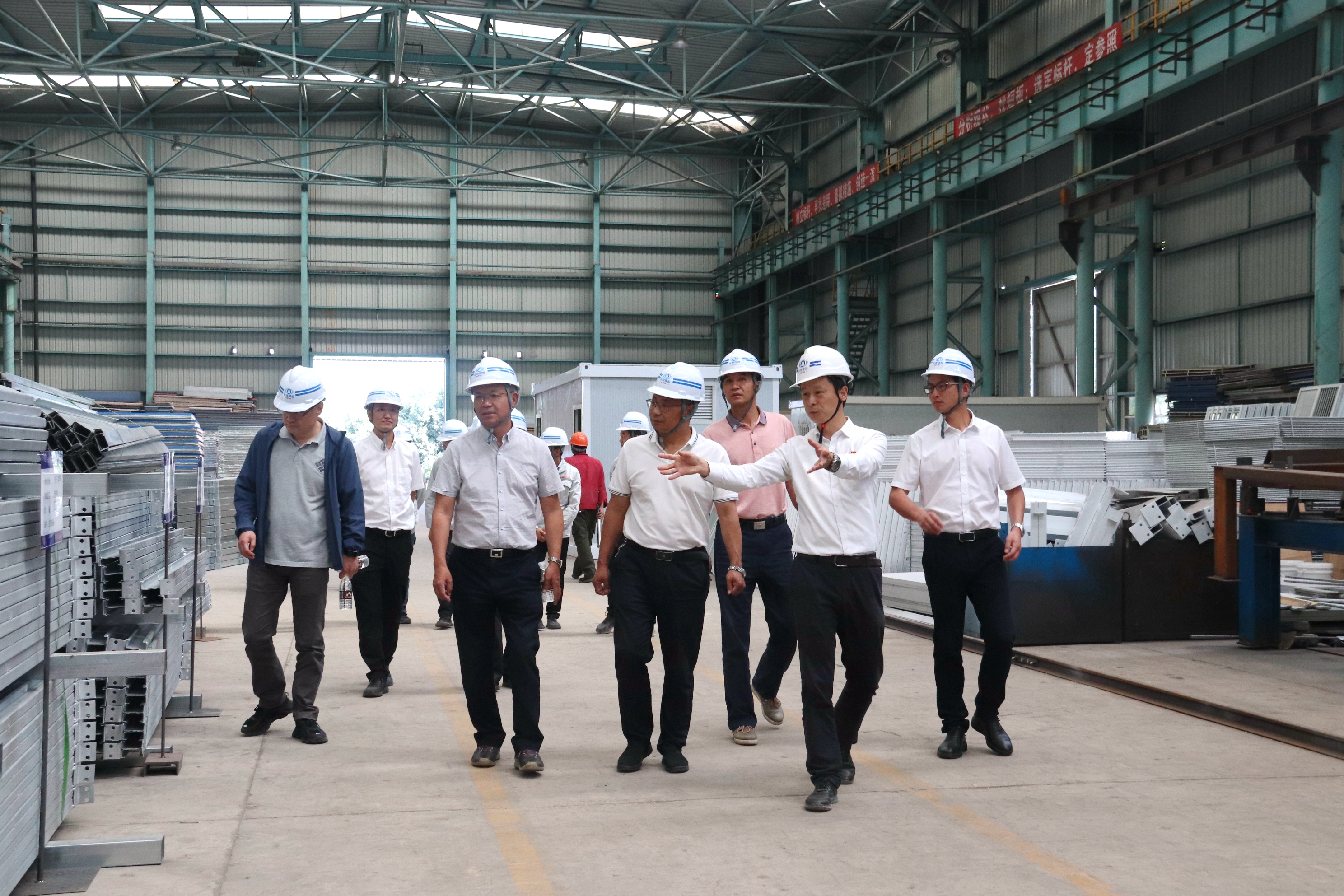 省住建厅党组成员、副厅长阿苏务千调研建材科技公司