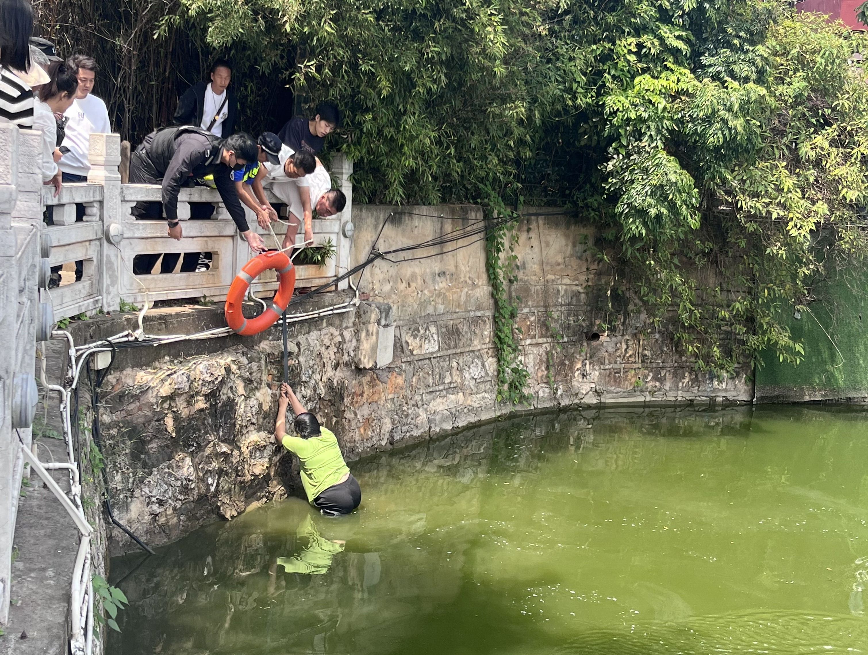 三世界杯比分推荐党员合力营救翠湖落水群众