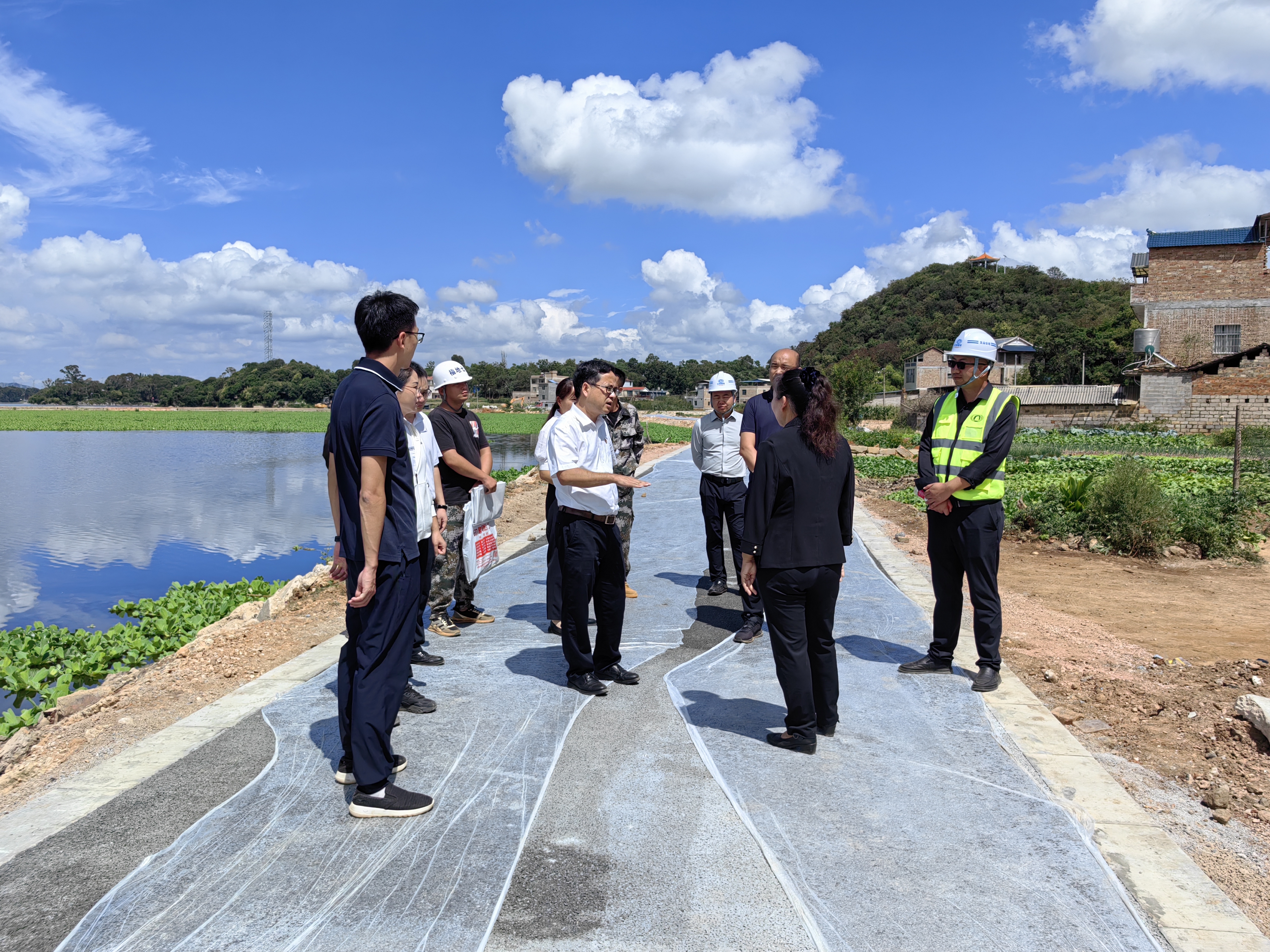 文山州委副书记、州长马忠俊一行调研砚山县听湖水库健康绿道项目