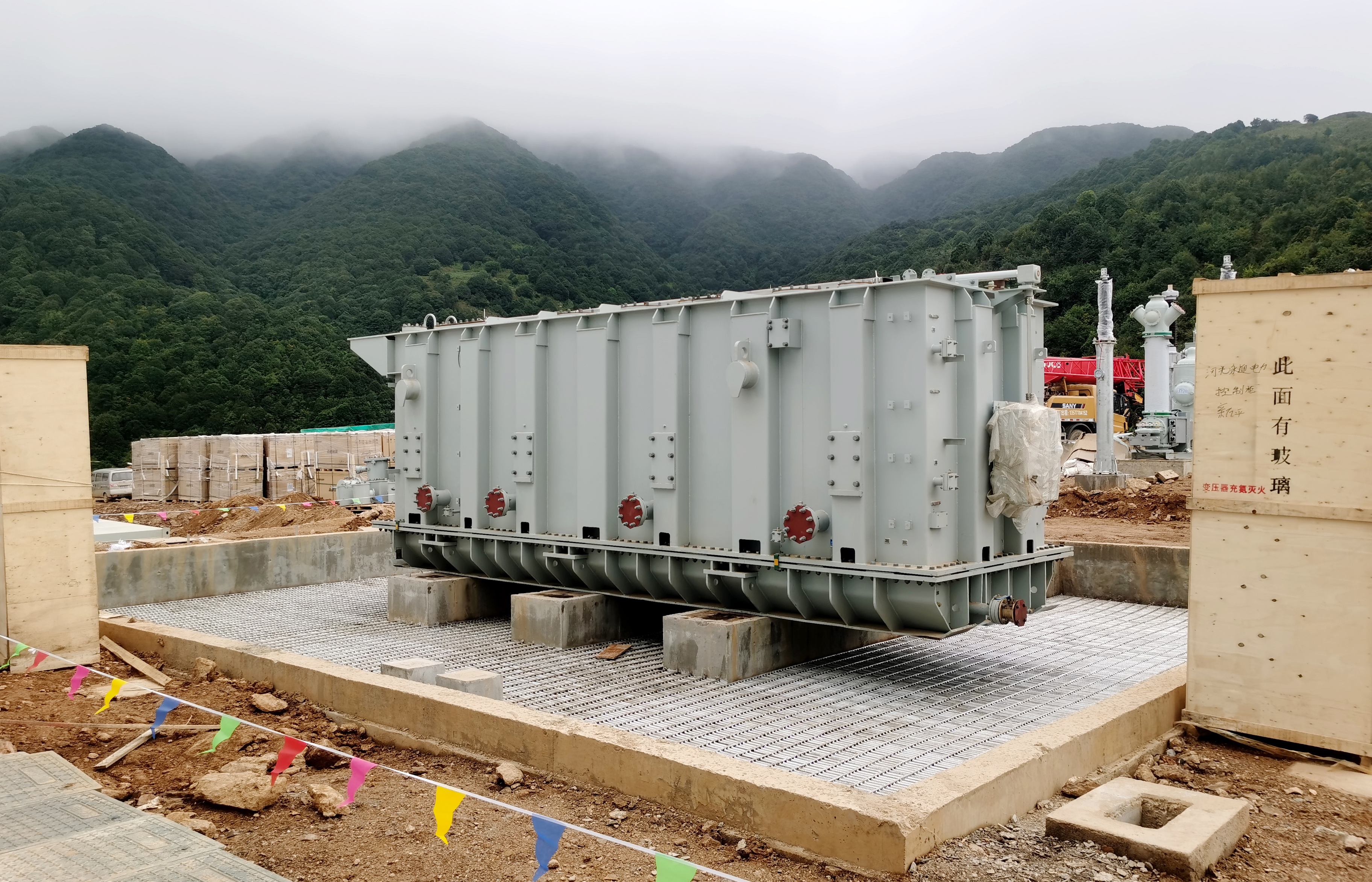 平掌乡梭山林光互补光伏电站项目主变压器顺利就位